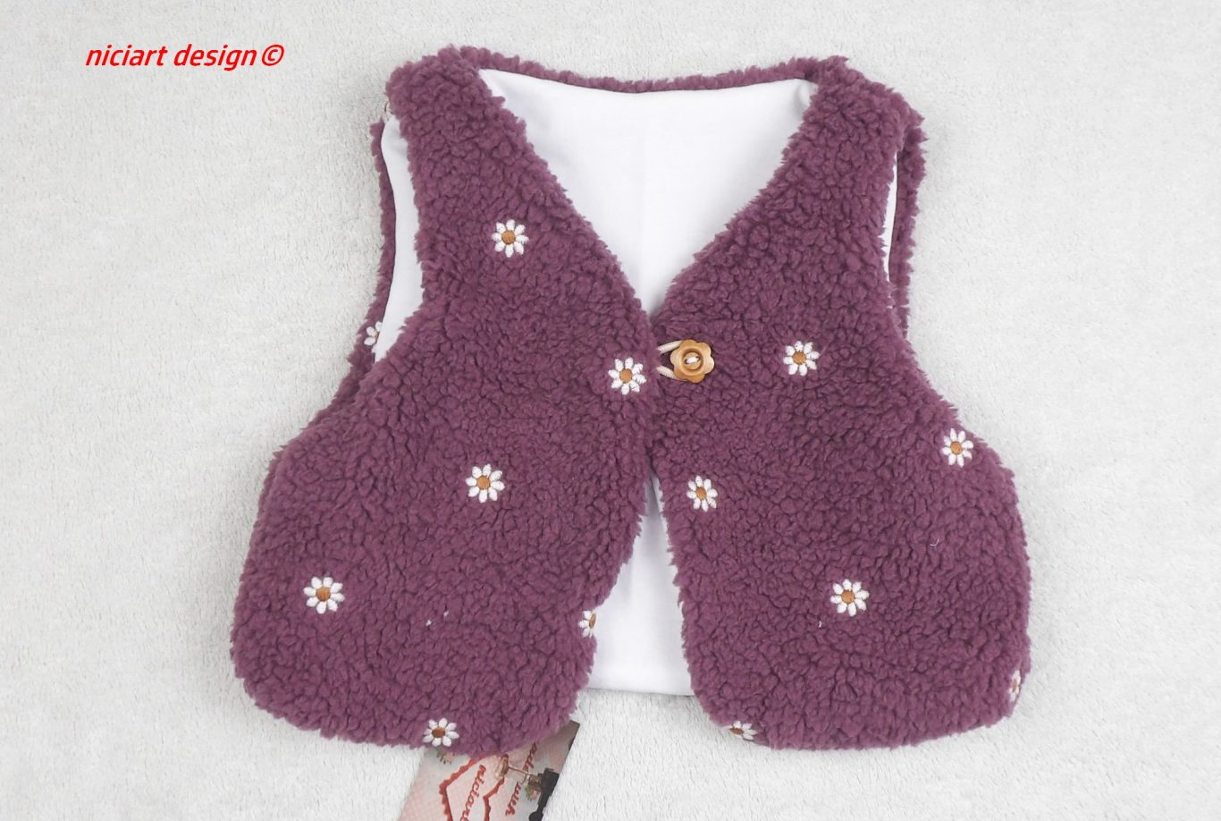 Teddyweste gefüttert Gänseblumen